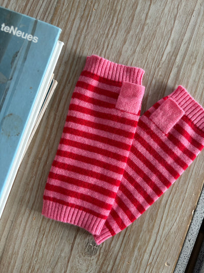 Claudia cashmere wristwarmers in pink/red