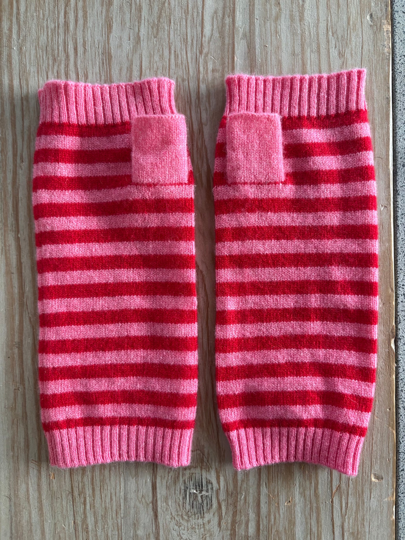 Claudia cashmere wristwarmers in pink/red