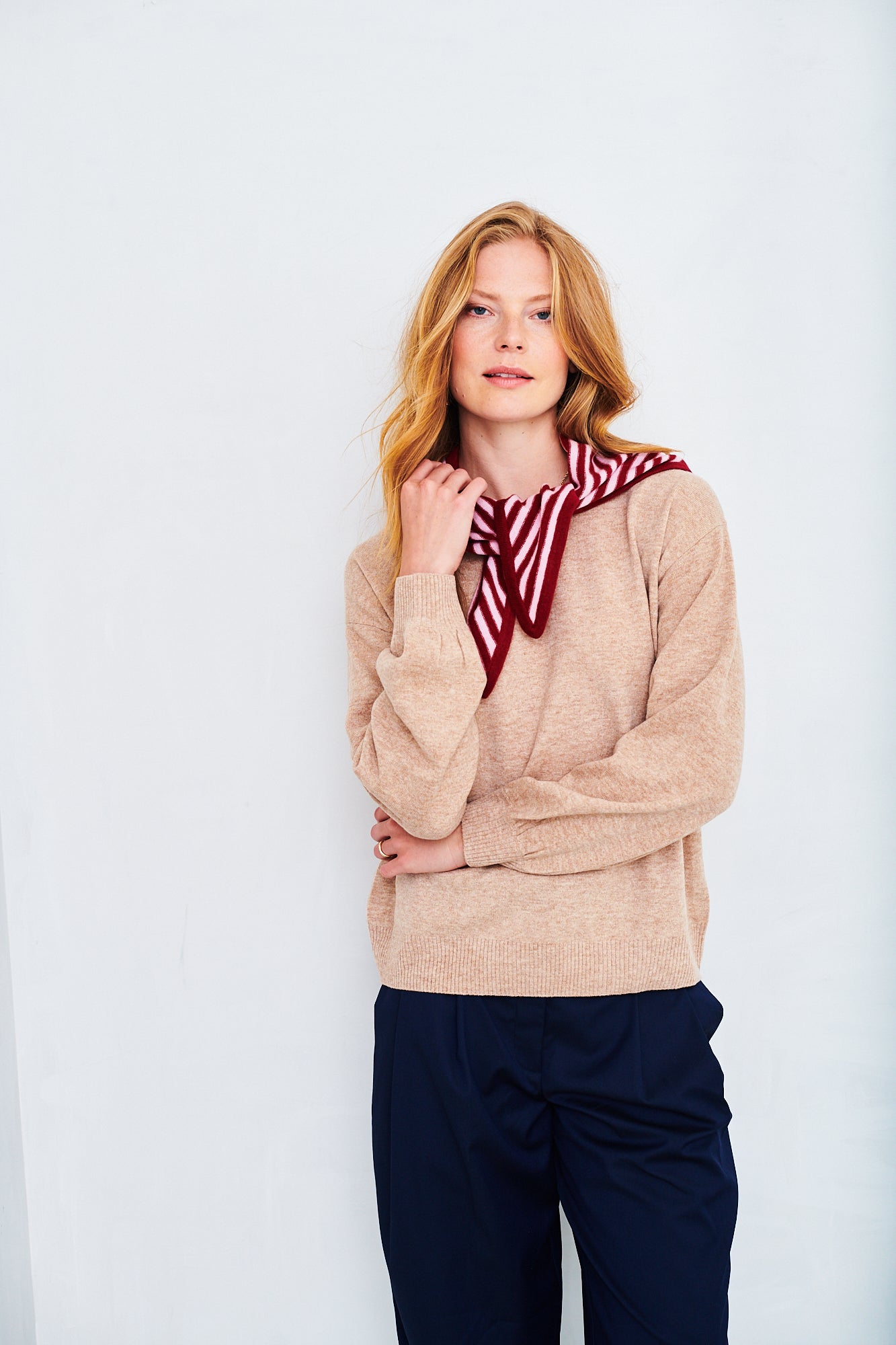 Triangle scarf in burgundy/pink