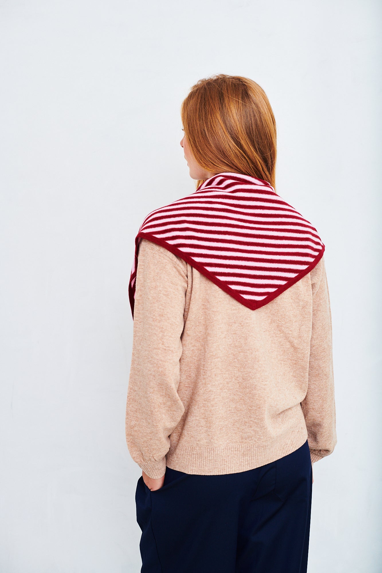 Triangle scarf in burgundy/pink