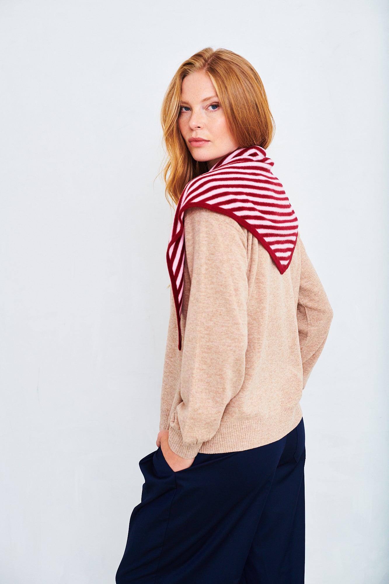Triangle scarf in burgundy/pink