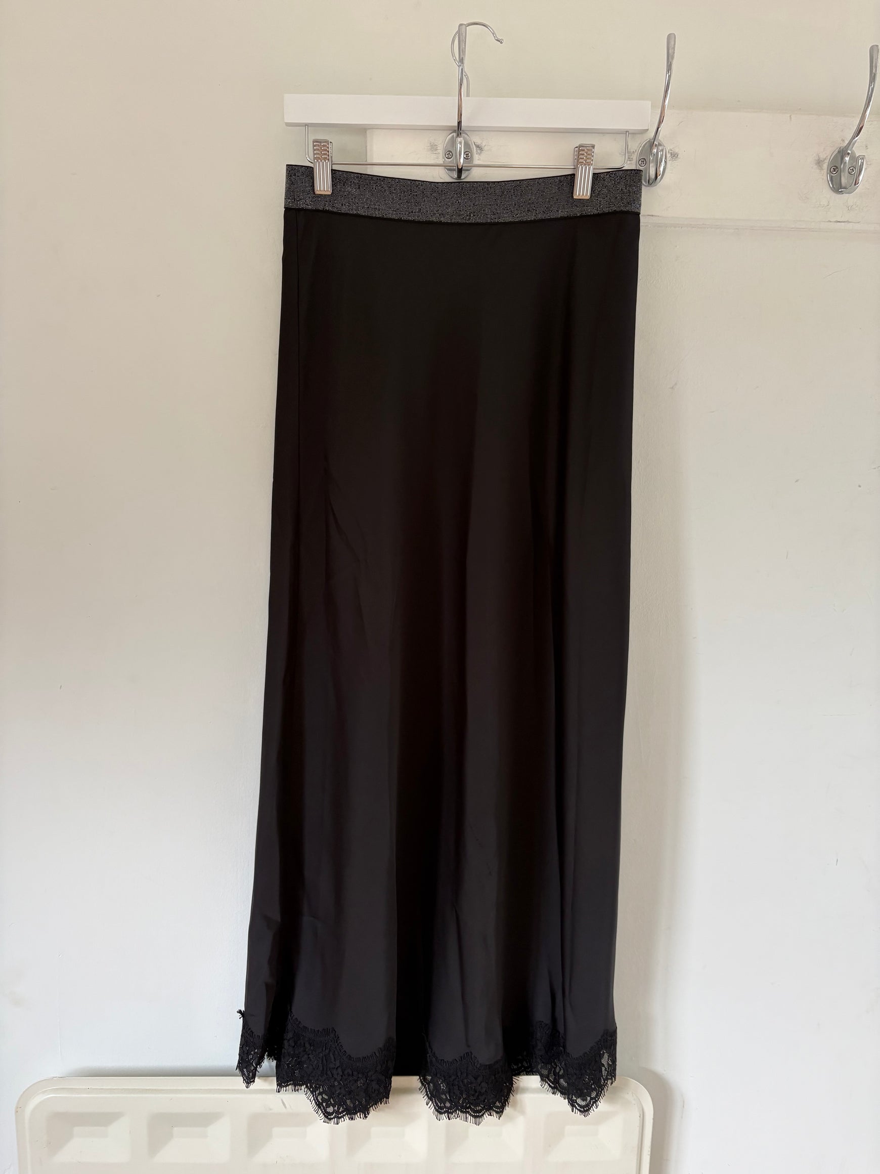 SAMPLE Valentina black skirt with lace trim