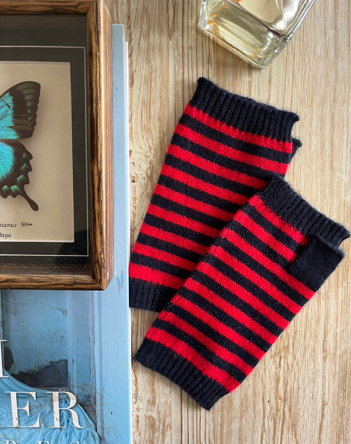She Loves Stripes cashmere wristwarmers in red/navy