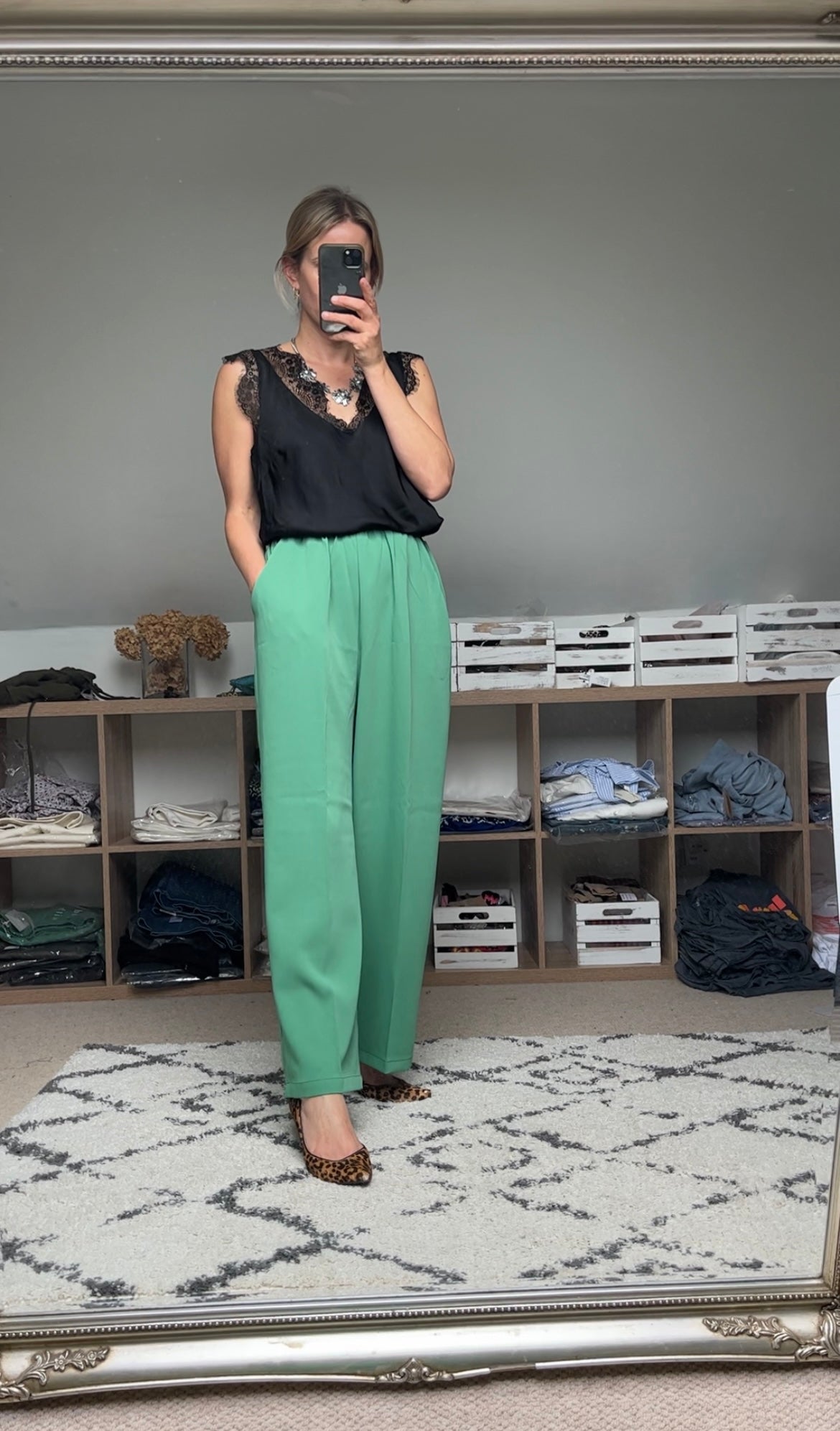 Match trousers in green