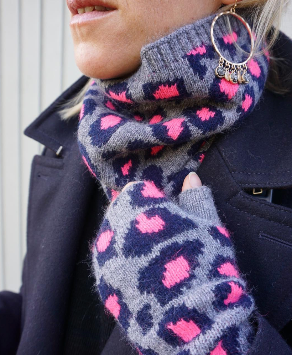 Leopard print cashmere wristwarmers in grey/pink